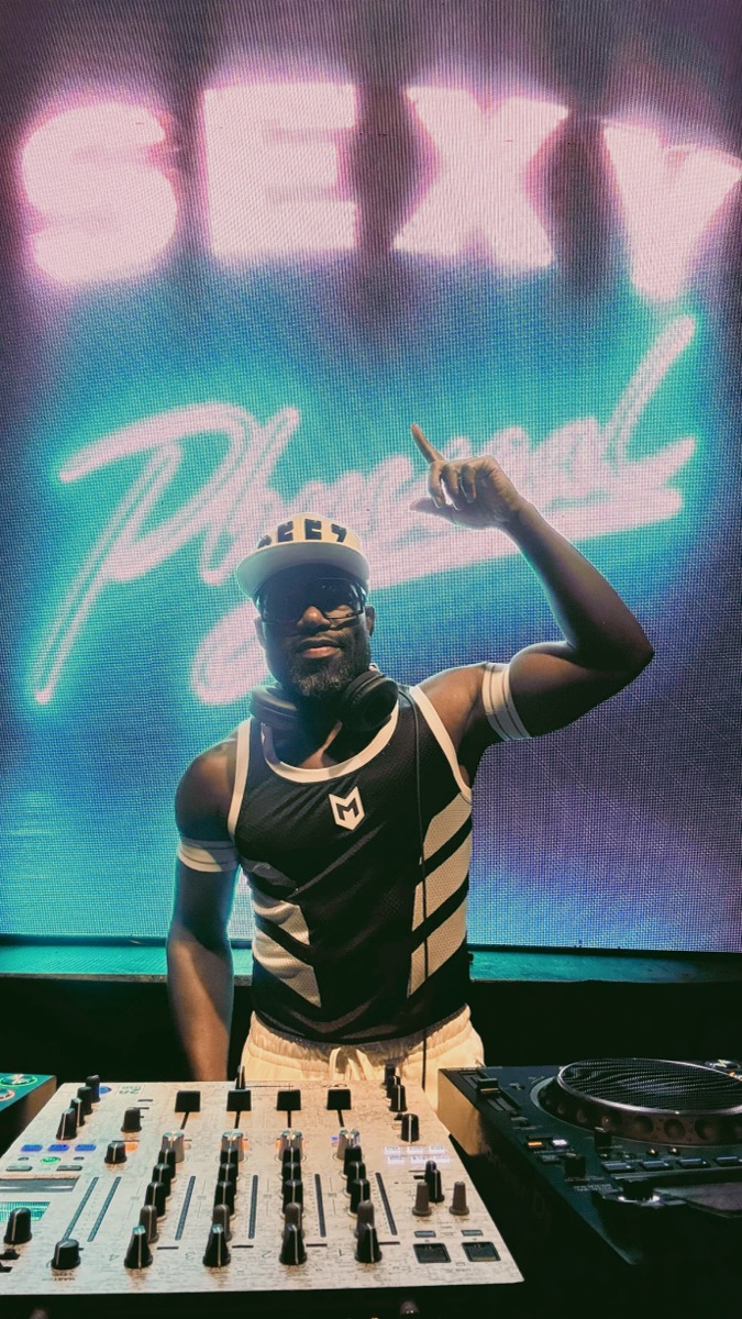 GEEZ performing live