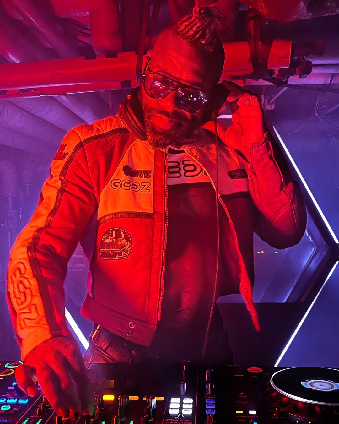 GEEZ performing live