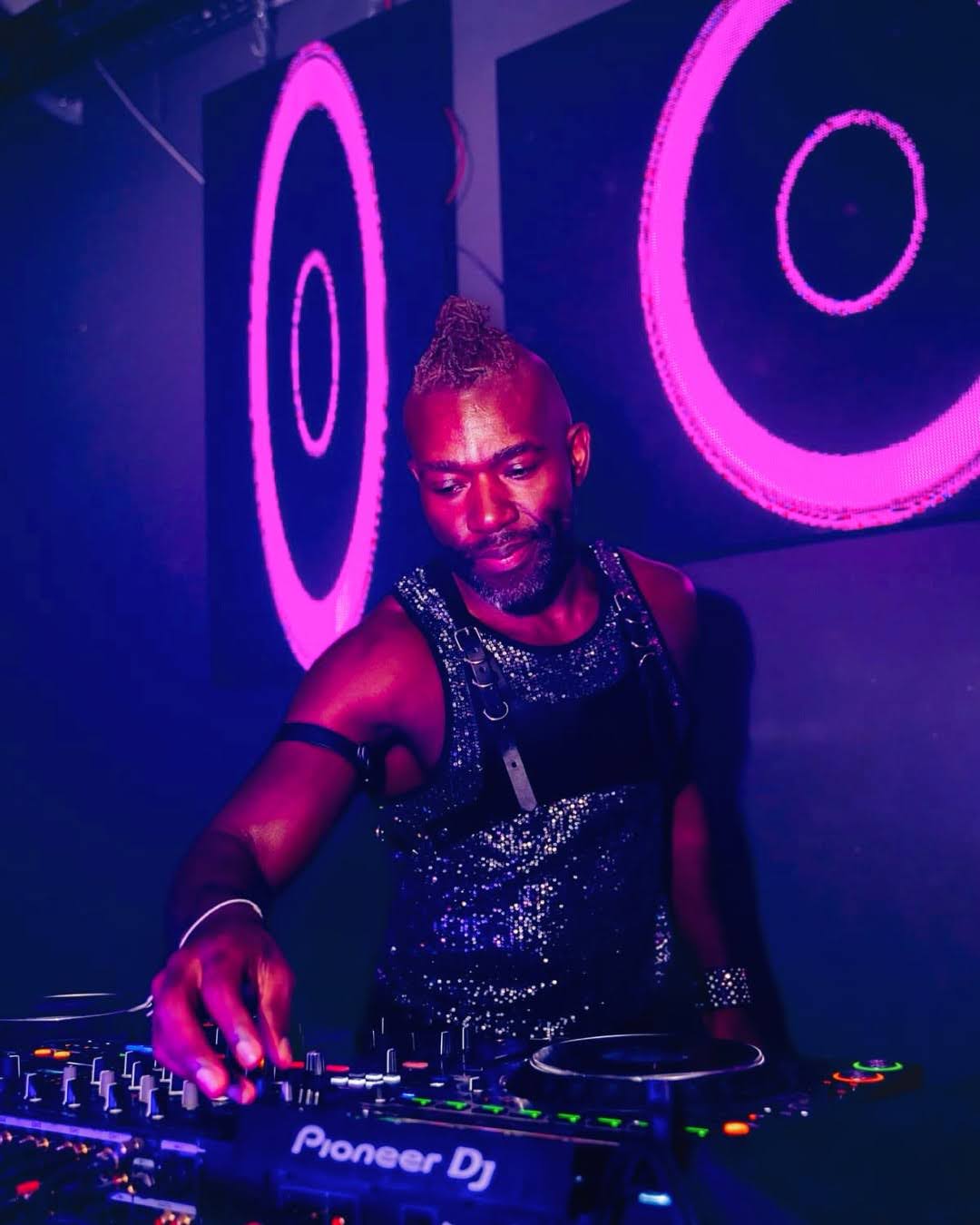 GEEZ performing live